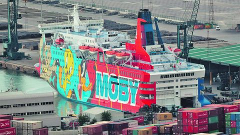 Imagen del �Moby Dada�, atracado en el puerto de Barcelona para alojar a los polic�as