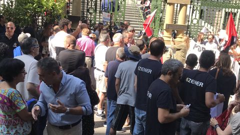 Protesta de los trabajadores de Zener ante la Junta General coincidiendo con la toma de posesi�n de Adri�n Barb�n