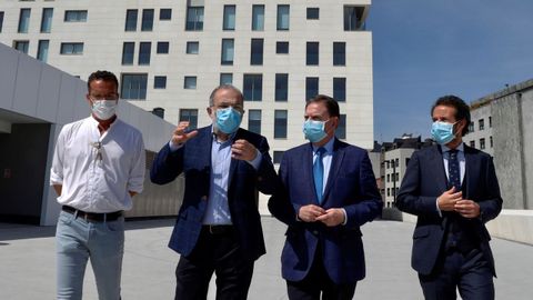  El alcalde de Oviedo, Alfredo Canteli (2d), y el concejal de Urbanismo e Infraestructuras, Nacho Cuesta (d), visitan los espacios p�blicos de El Vasco en Oviedo