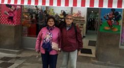 Joaqu�n Nov�s, delante de su tienda de Benito Corbal, junto a su mujer, Dolores Cousi�o. 