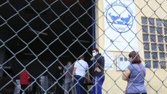 Voluntarios preparan paquetes de comida en el Banco de Alimentos