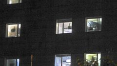 Vista nocturna desde el exterior de las habitaciones del hospital Arquitecto Marcide de Ferrol
