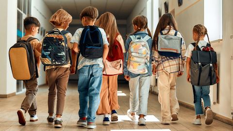 Imagen de archivo de un grupo de ni�os en el pasillo de un colegio