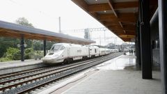 Un Alvia en la estaci�n de Lugo, donde se est�n dando los �ltimos retoque para abrir la nueva terminal dentro de un mes
