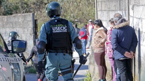 Operativo antidroga de la Guardia Civil en el poblado de O Vao