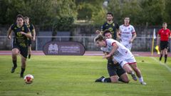 Iker trata de zafarse de la presi�n de un jugador del Viveiro.