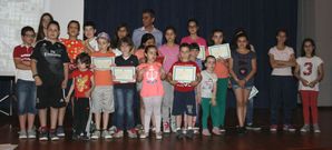 Todos los premiados en los concursos de la biblioteca recibieron un diploma y un obsequio por participar