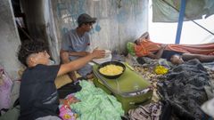 Uno de los asentamientos de migrantes en la playa de Ben�tez, en Ceuta.