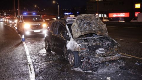 El coche qued� completamente calcinado por la parte delantera