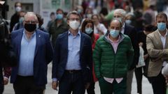 Feijoo, en A Coru�a, durante un paseo con comerciantes de la zona Obelisco