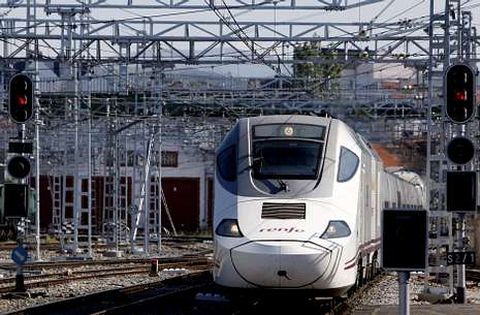 Paso del nuevo Alvia entre Madrid y Ferrol por la estaci�n de tren de Monforte.