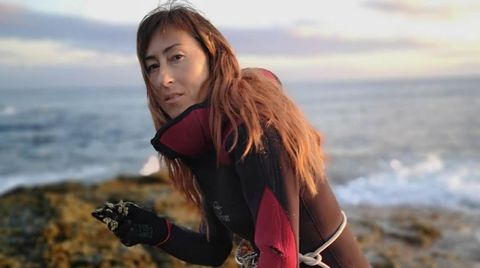 Cot Fernndez del Ro, una de las tres percebeiras en activo en la actualidad en Rinlo