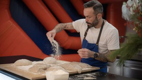 El chef Iván Domínguez haciendo pan