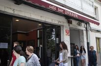 En el caf� Jard�n, los ladrones accedieron a trav�s del hall por el que se accede tambi�n al edificio. 