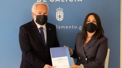 El presidente del Parlamento gallego, Miguel Santalices, recibe el Informe anual de violencia de x�nero de la conselleira de Emprego e Igualdade, Mar�a Jes�s Lorenzana
