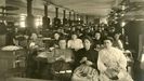 Operarias del taller de cigarrillos superiores, en 1906, en una fotografa de Julio Peinado