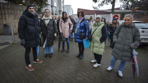 Ver�nica Rial, segunda por la izquierda, con otros padres con hijos en el CEP Campolongo, en Pontevedra, que denuncian la disminuci�n de las sesiones de apoyo