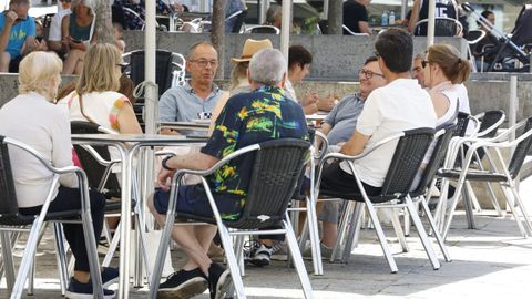 Imagen de una terraza ayer en Viveiro, donde ya se empieza a notar el incremento de ambiente y clientela que preludia el verano
