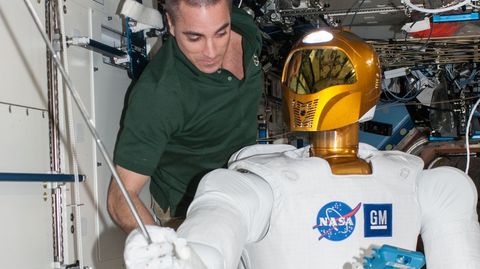 O astronauta da NASA Chris Cassidy traballa na estaci�n espacial internacional co Robonaut 2
