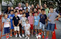 <span lang= es-es >Fiesta infantil</span>. El club ourensanista sigue acerc�ndose a la poblaci�n y llev� su fiesta infantil a la plaza de las Mercedes, donde despu�s prosigui� la actividad con un festejo tem�tico ochentero.