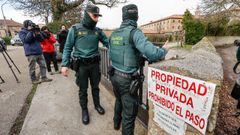 Agentes de la Guardia Civil inspeccionan el convento de Belorado tras la entrega de llaves.