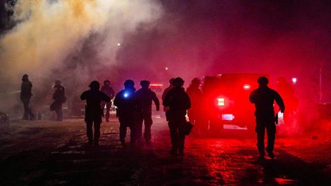 Agentes federales hacen guardia despu�s de lanzar gases lacrim�genos mientras miembros de la comunidad protestan despu�s de que agentes federales encargados de hacer cumplir la ley estuvieron involucrados en un tiroteo, una semana despu�s de que un agente del Servicio de Inmigraci�n y Control de Aduanas de Estados Unidos (ICE) disparara fatalmente a Renee Nicole Good, en Minneapolis, Minnesota.