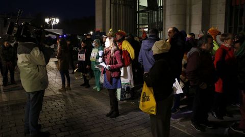 Largas colas, incluso desde ayer, en el Teatro Real de Madrid