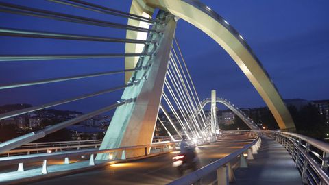 Instantánea nocturna del Puente del Milenio de Ourense, el más moderno, inaugurado en el año 2001.