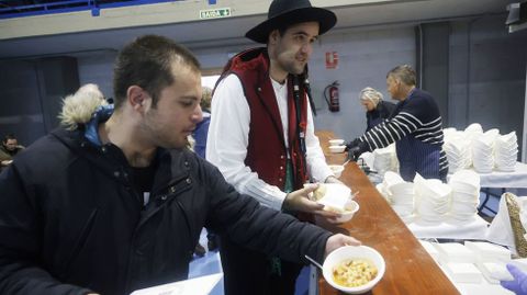 Reparto de raciones en el puesto habilitado en el pabelln.