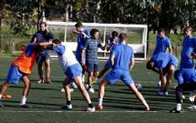 Luisito da indicaciones a sus hombres durante un entrenamiento en A Xunqueira. 
