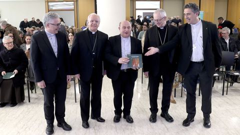 De izquierda a derecha, los obispos de Tui-Vigo, Jos� Antonio Val�n; Ourense, Leonardo Lemos; el arzobispo de Santiago, Francisco Prieto; de Lugo, Alfonso Carrasco, y de Mondo�edo Ferrol, Fernando Garc�a.
