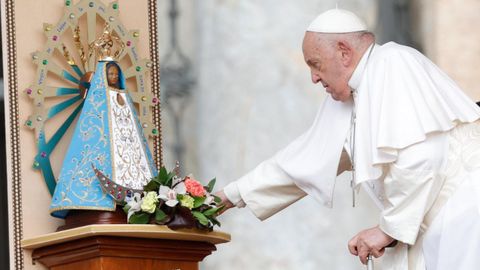 El papa Francisco junto a la imagen de la Virgen