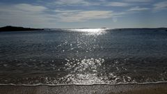 Las cristalinas aguas de la playa de A Illa, en A Pobra, presumen desde hace aos de una calidad excelente, igual que las otras cinco zonas de bao del trmino pobrense analizadas.