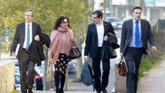 En el centro de la imagen, los dos investigados, Carolina G�mez-Criado y F�lix Rubial, a su llegada a los juzgados de Compostela, en una foto de archivo