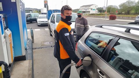 Colas esta mañana de viernes en la estación de servicio de Repsol, en Cervo