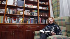 Rosa V�zquez, ya jubilada, en una foto del 2011 en al biblioteca de su casa