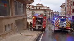 El incendio se origin� este domingo por la tarde en un trastero de un edificio de la calle Vidal Rocha de Sanxenxo