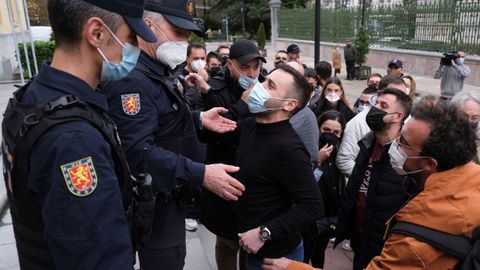 Casi un centenar de hosteleros de locales de ocio nocturno se han congregado este lunes ante la sede de la Presidencia del Principado