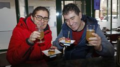 Clientes disfrutando de los pinchos del certamen Patapas en Xinzo.