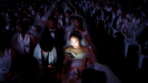 Parejas asisten a una ceremonia de bodas en masa de la Iglesia de la Unificación en el Centro Mundial de Paz Cheongshim en Gapyeong, Corea del Sur
