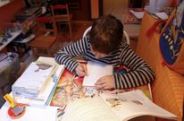 Un ni�o haciendo deberes