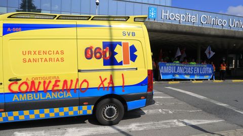 Una ambulancia con una pintada fotografiada durante las protestas de este jueves