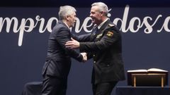 El ministro de Interior, Fernando Grande-Marlaska, estrecha la mano al nuevo director adjunto operativo (DAO) de la Polic�a Nacional, el comisario principal Jos� Luis Santaf�.