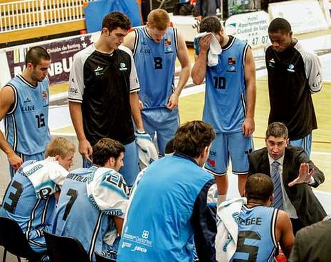 Lisardo G�mez, dando instrucciones a sus jugadores en un tiempo muerto ante el Burgos.