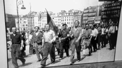 En el centro, con camisa blanca, Alfred Woiznik, conocido como Coronel Maxine o Max Brings, durante la liberacin de Marsella, el 15 de agosto de 1944