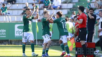 Blanco relevando a Ojeda en la visita del Barakaldo.