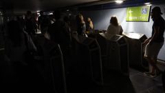 Viajeros, a oscuras. En el Metro de Madrid, agentes antidisturbios desalojaron a cientos de pasajeros que se quedaron atrapados en los t�neles del suburbano.