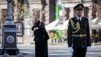 El canciller alem�n Friedrich Merz abraza a Volod�mir Zelenski en Kiev.