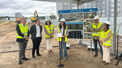 Los conselleiros de Vivienda y Urbanismo junto a la delegada de la Xunta durante el acto de inicio de obras