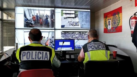 Agentes de la Polica Nacional visionando las cmaras de seguridad del estadio Carlos Tartiere en Oviedo